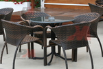 Маси и столове от кафяв ратан,придаващи стил и комфорт